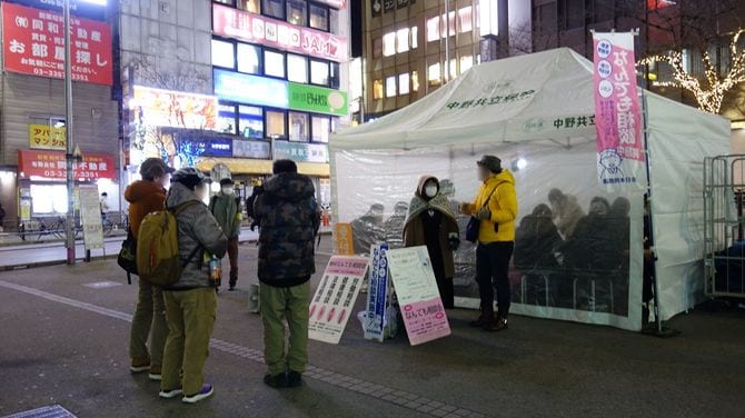 月1回開かれる、中野共立病院スタッフらによる「なんでも相談会」。医師や看護師、弁護士らとともに佐々木さんも相談にあたった（2026年1月22日、東京・JR中野駅前）