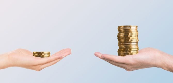 少ないコインをのせる手と多くのコインをのせる手