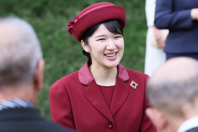 園遊会で招待客と歓談する天皇、皇后両陛下の長女愛子さま=2025年10月、東京・元赤坂