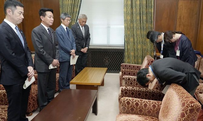 日本維新の会の前原前共同代表（左手前から2人目）らに謝罪する国交省の五十嵐徹人鉄道局長（右手前）＝2026年5月14日午後、国会