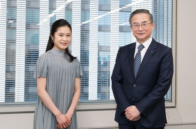 イーオン社長の三宅義和氏（左）とフィギュアスケート選手の宮原知子氏（右）。