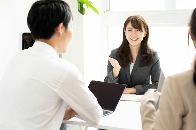 会議するビジネスパーソンたち