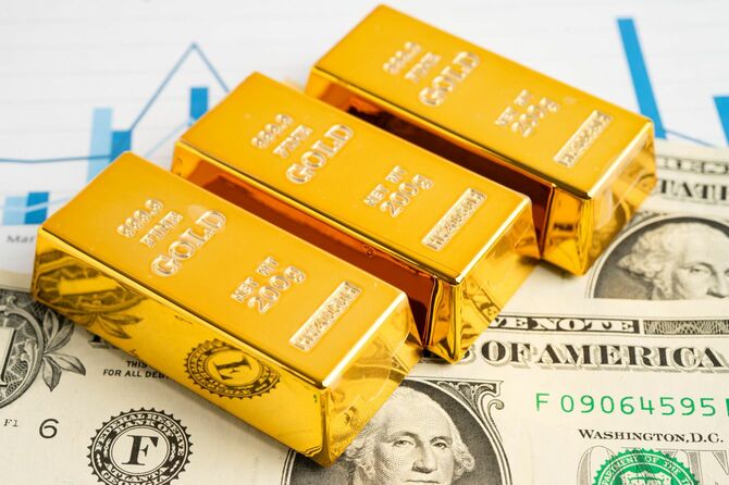 金のインゴットとドル紙幣