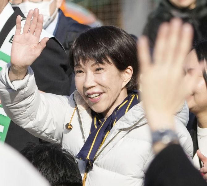 街頭演説で手を振る自民党総裁の高市首相＝2026年1月31日午後、横浜市