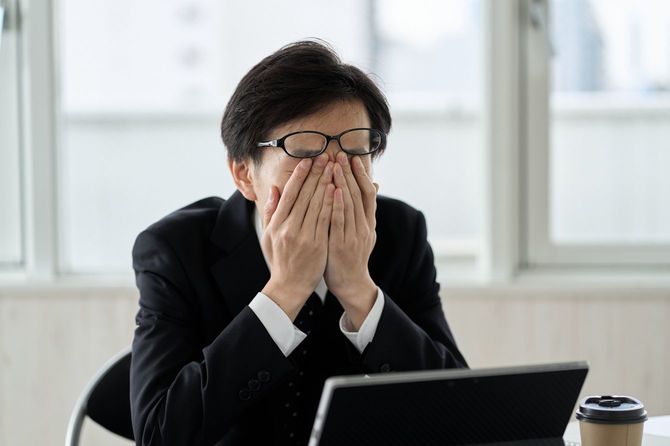 仕事で疲れたビジネスマン