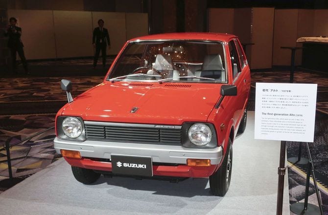 スズキを率いた鈴木修さんのお別れの会で展示された初代「アルト」＝2025年4月8日午前、東京都千代田区