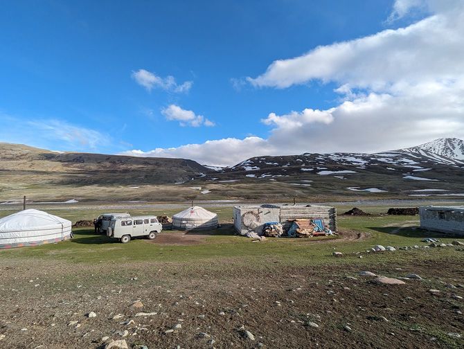 モンゴルの地方都市ウルギーから車で8時間かけて到着したトゥバ族の集落