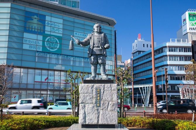 静岡駅前の徳川家康像（＝静岡県静岡市、2020年11月21日）