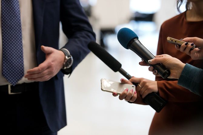 マイクインタビュービジネスマン、政治家とジャーナリスト