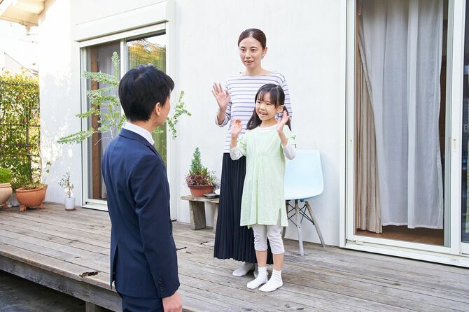 父を見送る妻子