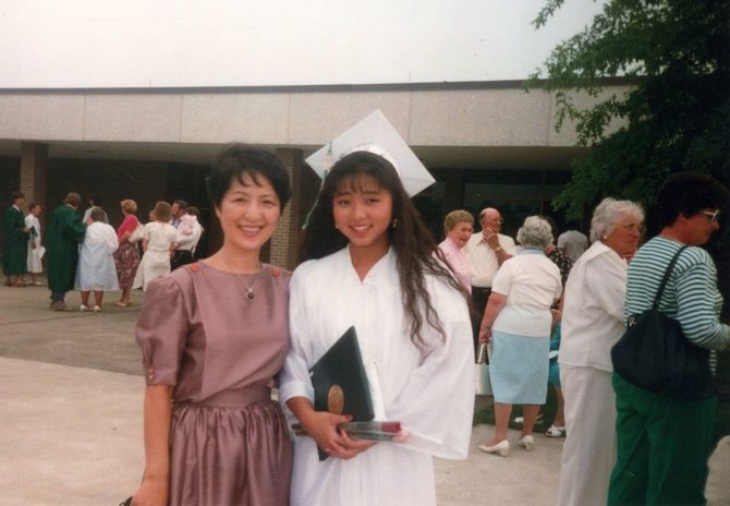 アメリカの高校に留学し、卒業式を迎えたときの久保さん