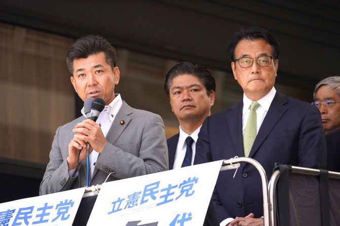 吉田忠智前参議院議員の街頭演説会に参加する泉健太と岡田克也（トキハ本店前）