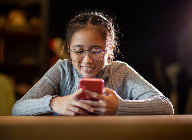 スマートフォンを操作する子供