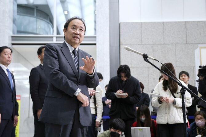 取締役会後、取材に応じるフジテレビの清水賢治社長(手前)