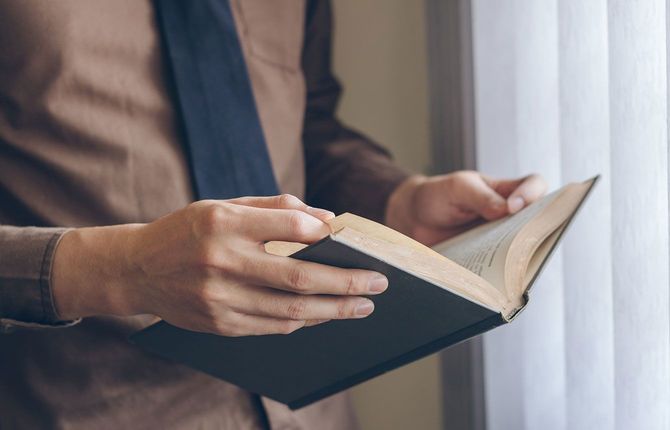 本を読むビジネスマン