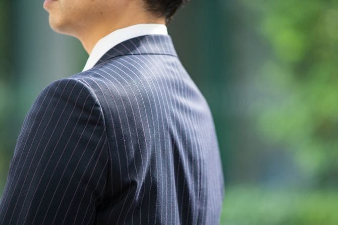 スーツのビジネスパーソン