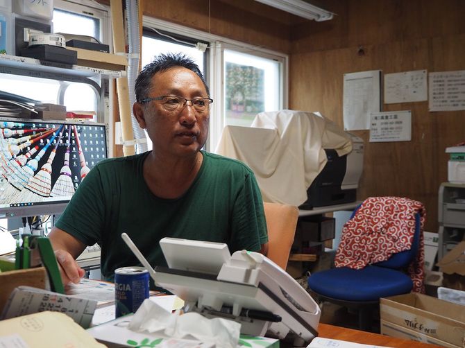 縮れた穂先の特長を熱く語る高倉さん