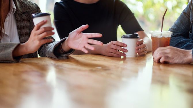 一緒にコーヒーを飲む人たち