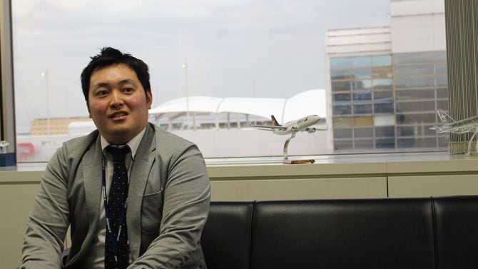 スカイマークの「スケジューラー」の石田斎夫。名刺には「スペシャリスト」と記されている。