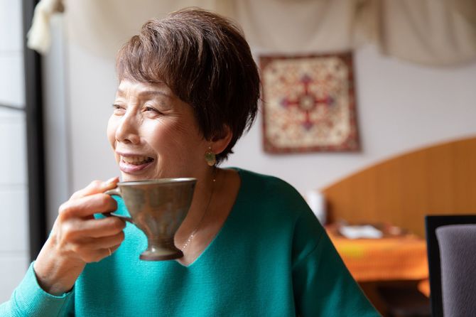 コーヒーを飲むシニア女性