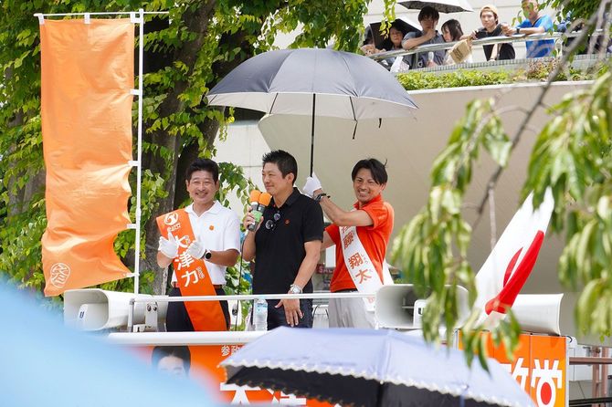 街頭演説をする神谷代表