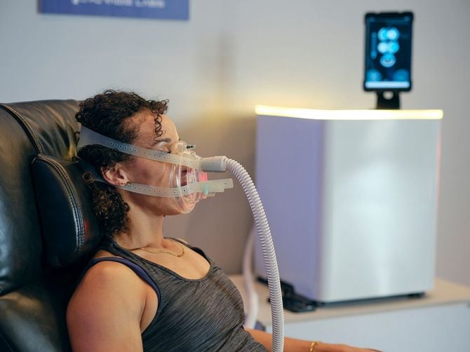 健康増進のための酸素吸入マシンを使用する女性