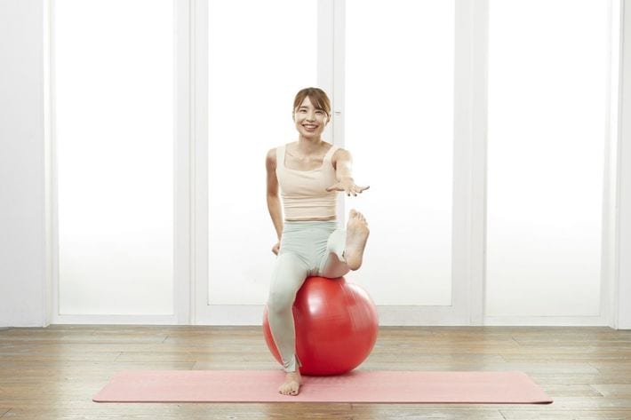 写真③　出典＝SAYAKA『<a href="https://www.amazon.co.jp/exec/obidos/ASIN/4833440695/presidentjp-22" target="_blank">バランスボール「美やせ」革命</a>』（プレジデント社）
