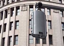 角を削って圧迫感を減らし、風景に溶け込ませました　－LED歩行者用信号灯器