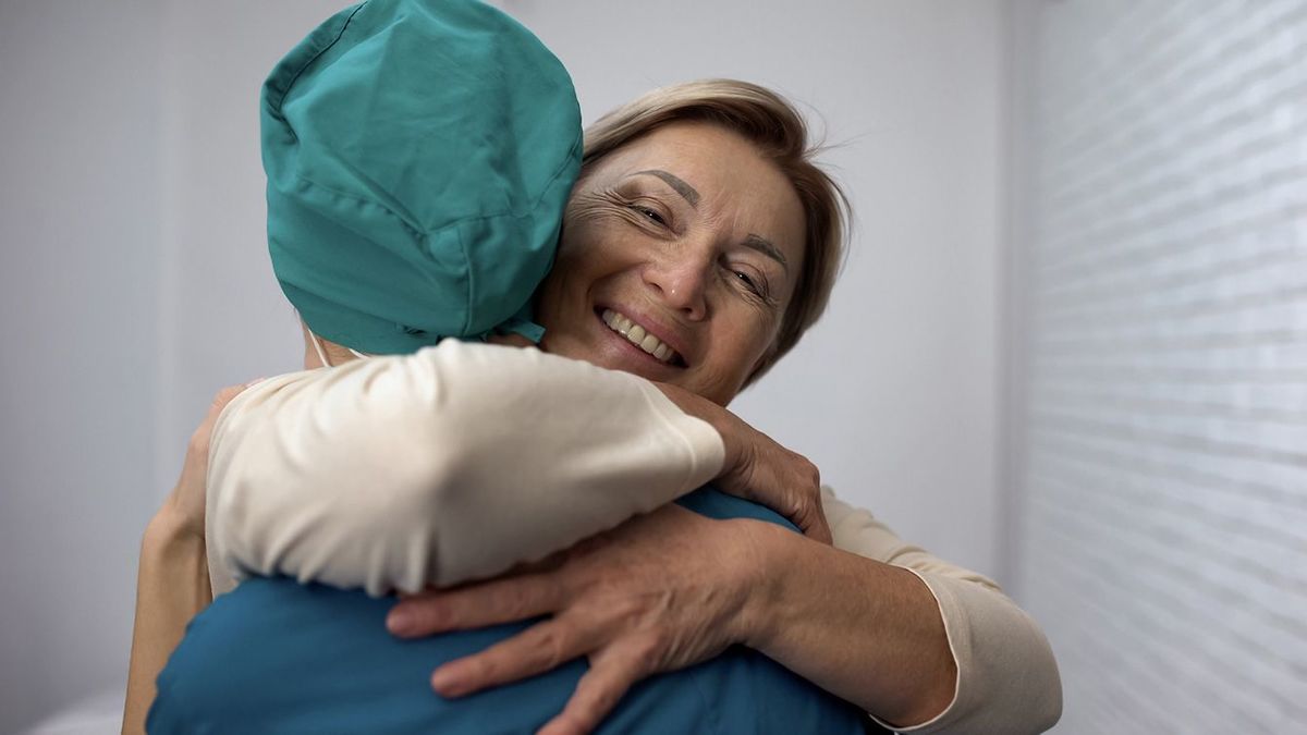 医師と抱き合う笑顔の患者
