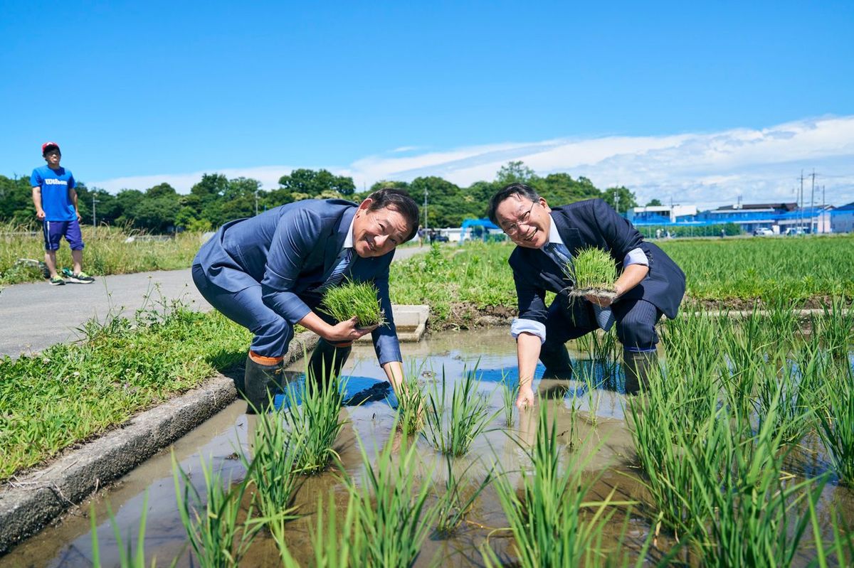 農作業をする武中篤病院長と川口和久さん