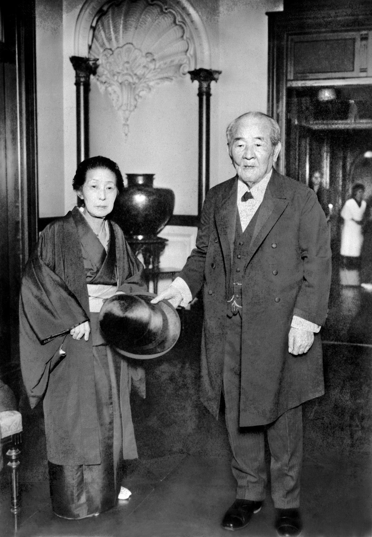 実業家の渋沢栄一子爵。左は見送りの兼子夫人＝1929年12月19日