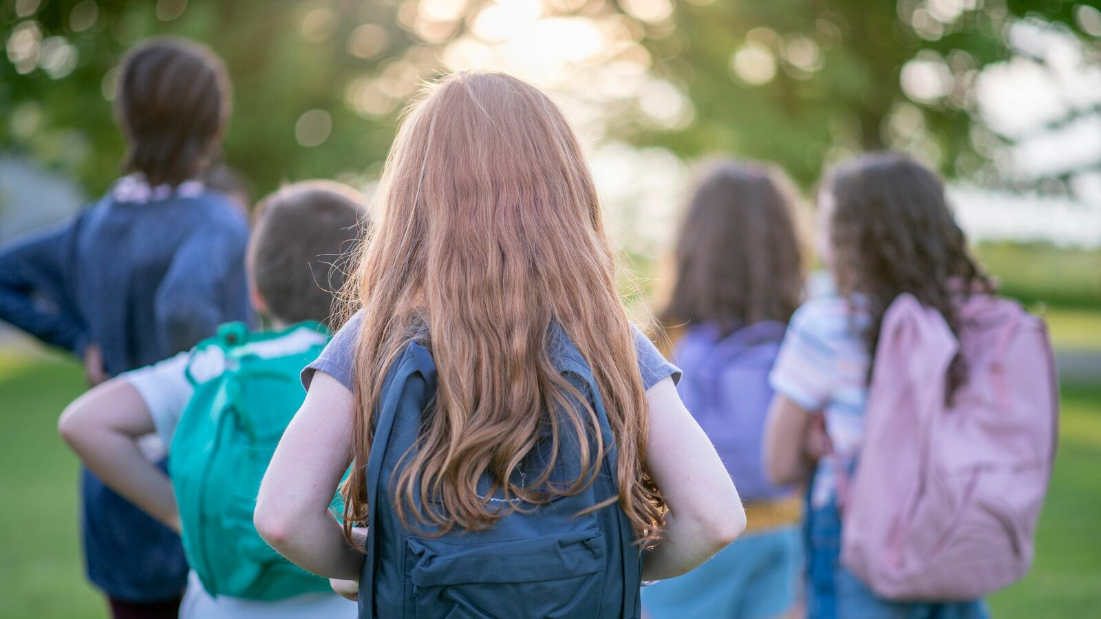 親が絶対に知っておくべき｢人と会うと元気になる子｣と｢一人の時間が必要な子｣を分ける決定的な違い 内向的な子は物静かであるためにSOSを見過ごされる危険性