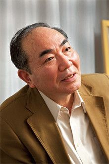 <strong>出久根達郎</strong>●でくね・たつろう 1944年、茨城県生まれ。高度成長期に上京し、古書業界に入る。73年、独立して杉並区高円寺に古書店・芳雅堂を開業。そのかたわら質の高いエッセイや小説を次々発表し、講談社エッセイ賞や直木賞を受賞。最近の著書に『夢は書物にあり』『春本を愉しむ』『御留山騒乱』などがある。