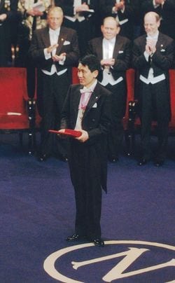 田中耕一さんが43歳の若さでノーベル賞化学賞を受賞(写真提供=島津製作所)