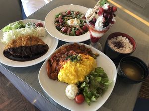 豪華なルームサービスも、最新ラブホテルの魅力のひとつ。