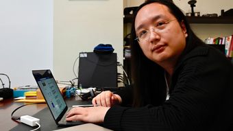 ｢これでもママは学校へ行けっていうの?｣台湾の天才IT相オードリー･タンが名門小で受けた壮絶なイジメ