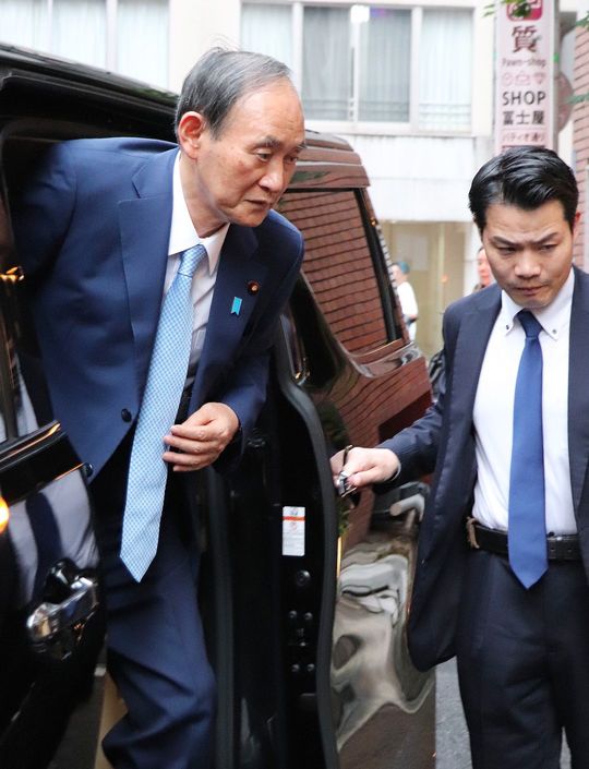 自民党の萩生田光一前政調会長、小泉進次郎元環境相らと会談に臨む菅義偉前首相=2024年6月6日午後、都内