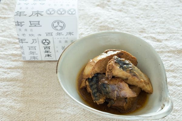 「本味」を開缶　さばがたっぷり入っている