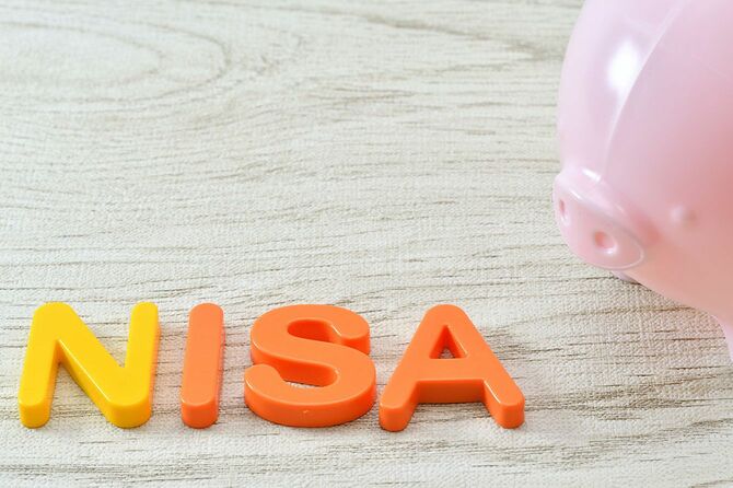 NISAの文字と貯金箱