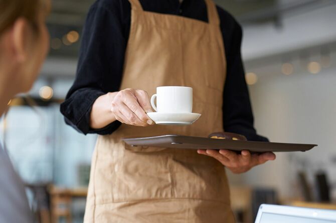 カフェで働く男性店員