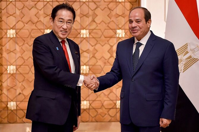 2023年4月30日、エジプト大統領府が発表した資料写真には、カイロでの会談を前に、日本の岸田文雄首相を迎えるアブデル・ファタフ・アル・シシ大統領（右）が写っています。