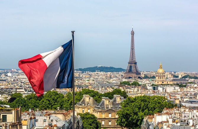 エッフェル塔とフランス国旗