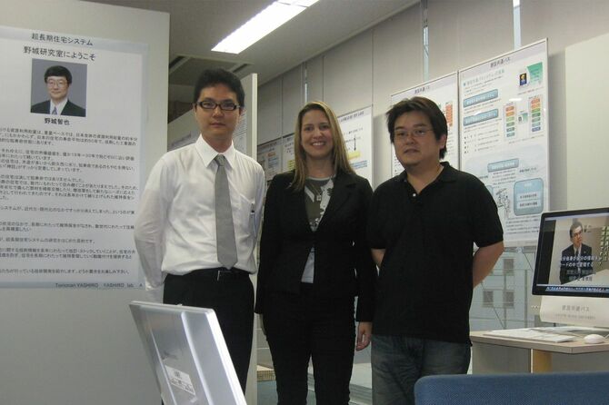 サステイナブル建築を学んだ東京大学の野城研究室にて。中央がジャロウィツキ氏