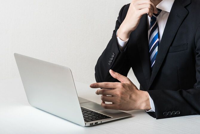 ラップトップおよびビジネスマン