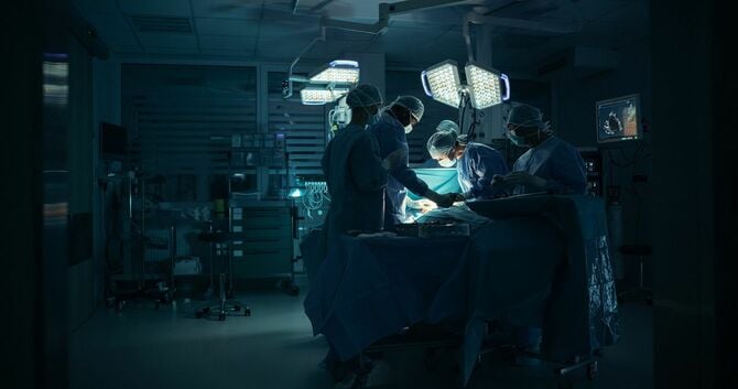 手術室でメスを使って繊細な手順を行う熟練した男性と女性の外科チーム