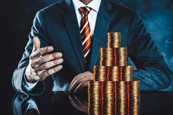 金貨を示すビジネスマン