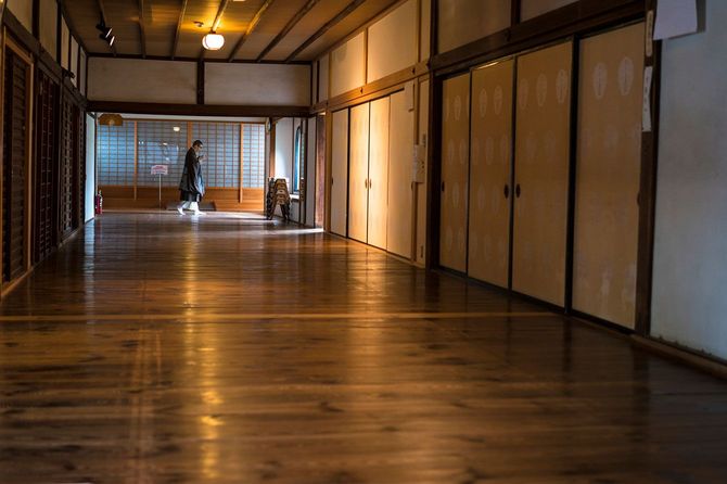 寺の廊下を歩く僧侶