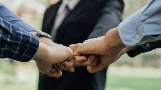 手を合わせる人たち