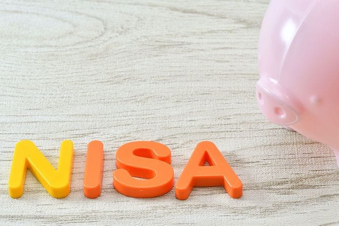 NISAの文字と貯金箱