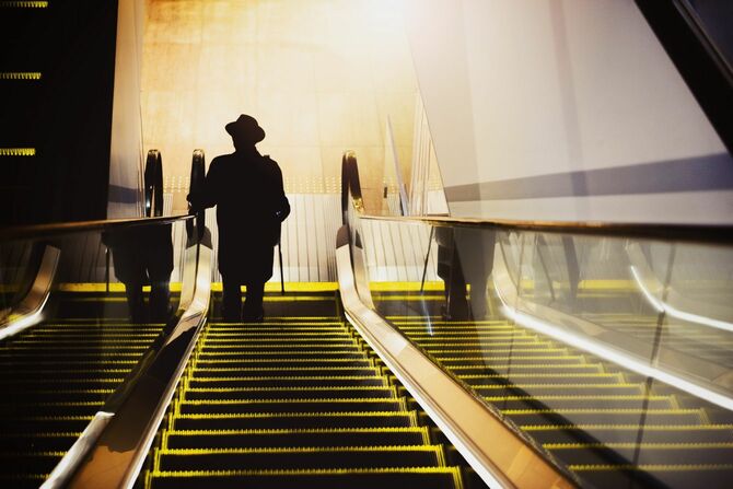 エスカレーターと老人